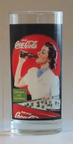 3251-29 € 2,50 coca cola glas dame drinkend aan flesje.jpeg